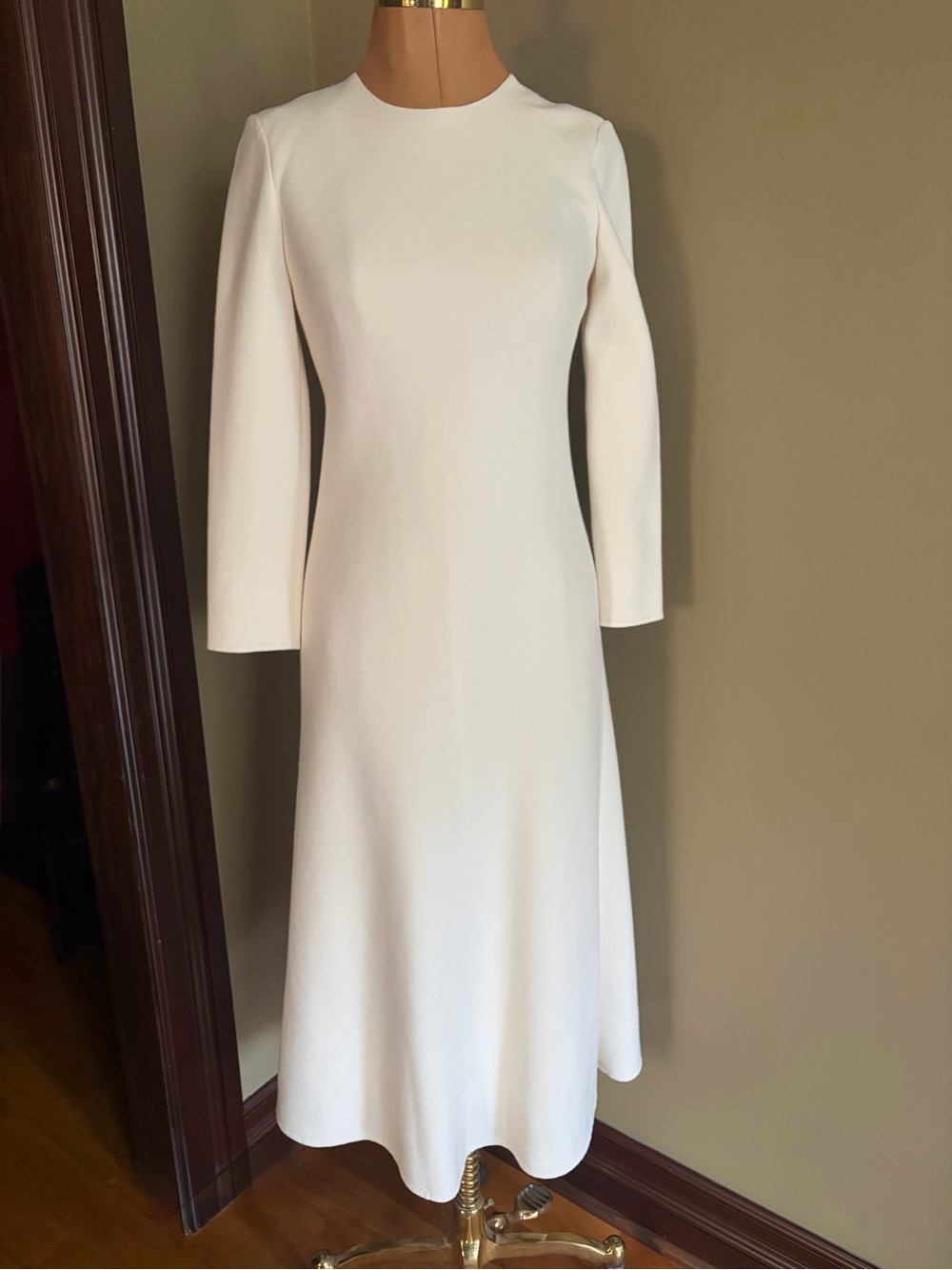 Designer Lafayette 148  Cream Long-Sleeve  Dress with cut out back. Size 4